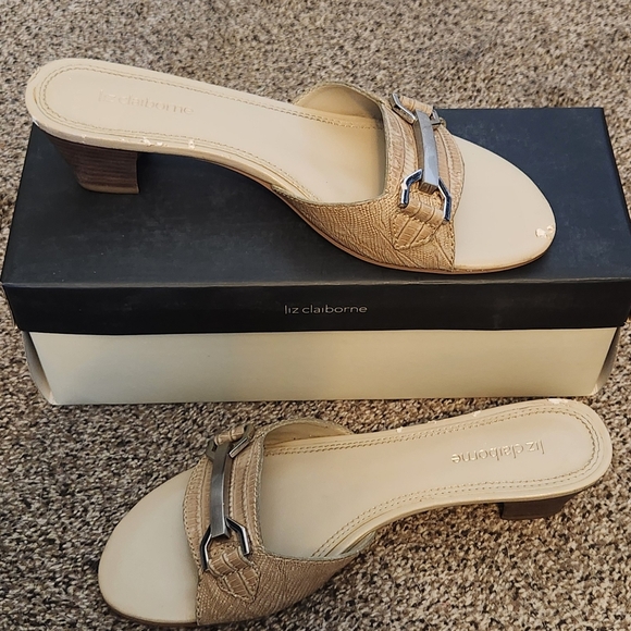 Liz Claiborne Tan Women's Sandals - Picture 1 of 6